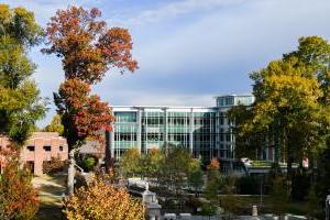 UTC图书馆被秋天的树叶包围